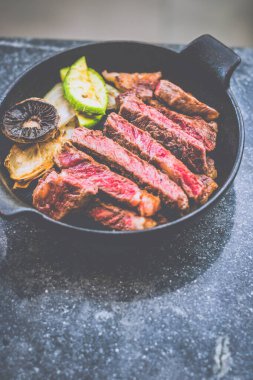 Masada ızgara demir tavada et.