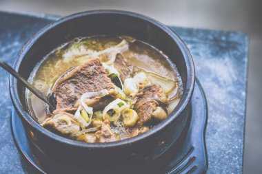 Biftek Kısa Kaburga Çorbası Masadaki bir taş kasede servis edilir