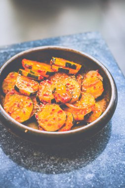 Kore aperatifleri, kimchi, başarı ve fıstık, turşulu daikon.