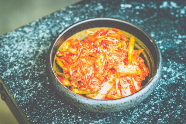 Kore aperatifleri, kimchi, başarı ve fıstık, turşulu daikon.