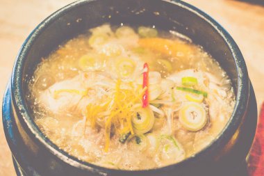 Kore ginsengi tavuk çorbası masada büyük bir kase içinde servis edilir.