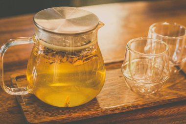 Şeffaf bir çaydanlıkta kavrulmuş Bellflower çayı ve iki küçük bardak