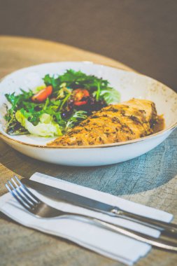 Black Pepper Sauc 'lı Cajun Tavuk Bifteği