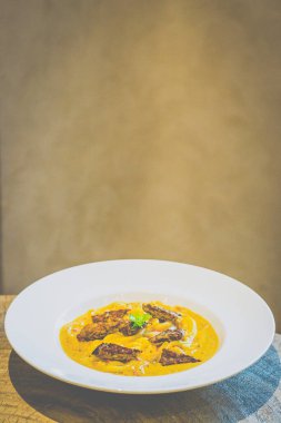 Maple Sambal Udon Noodl 'da kızarmış Tempeh.