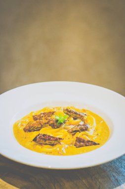 Maple Sambal Udon Noodl 'da kızarmış Tempeh.