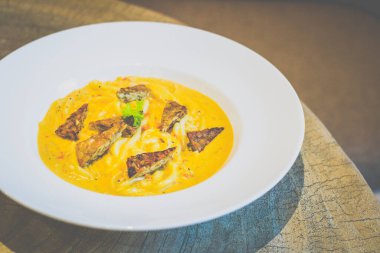 Maple Sambal Udon Noodl 'da kızarmış Tempeh.