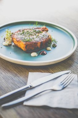 Iberico Pork Rack ve sıcak baharat tabağında servis edilir.