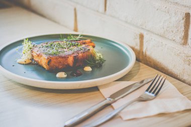 Iberico Pork Rack ve sıcak baharat tabağında servis edilir.