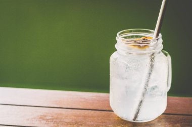 Buzlu limonata ve bir dilim kurutulmuş limon.