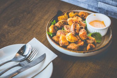 Gnocco Fritto Kızarmış gnocchi baharatlı biftek, ricotta peyniri ve Sriracha mayonezi sosu.