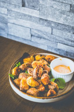 Gnocco Fritto Kızarmış gnocchi baharatlı biftek, ricotta peyniri ve Sriracha mayonezi sosu.