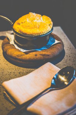 Küçük bir güveçte sığır güveciyle mantarlı sufle omleti.