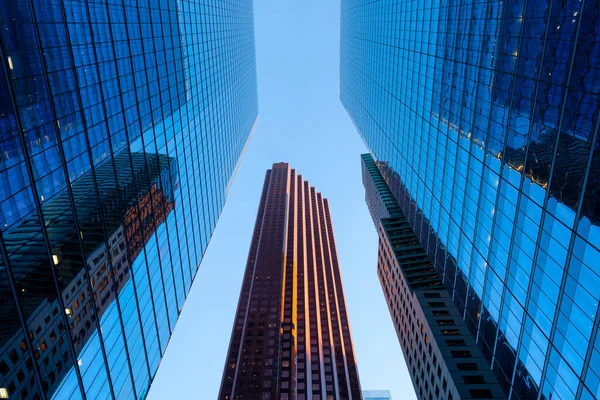房地产 金融中心 城市商业中心的高层办公大楼 玻璃和钢铁 以摩天大楼为背景 — 图库照片