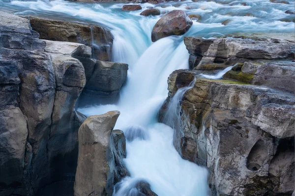 Wasserfall Und Felsen Langzeitbelichtungsfotografie Schneller Fluss Und Wasserfall Natürlicher Hintergrund — Stockfoto