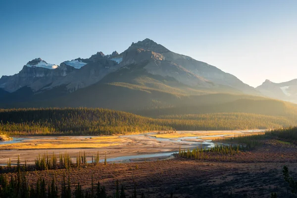 黎明时分的山水 山谷中的阳光 黎明时分 山谷中的河流和森林 自然景观 阳光灿烂 高山岩石 加拿大艾伯塔省班夫国家公园 — 图库照片