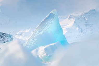 İzlanda. Arkaplan olarak buz. Vatnajokull Ulusal Parkı. Buz gölü manzarası. İzlanda 'da kış manzaraları. Doğal arka plan. Kuzey ülkesi.