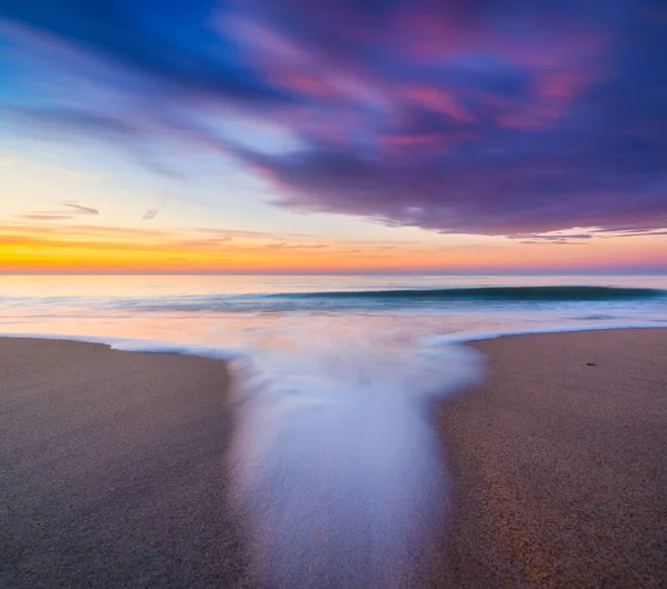 日没時の海 海岸の砂 日没時は明るい空 干潮時の砂浜 長時間露光 壁紙の写真 — ストック写真