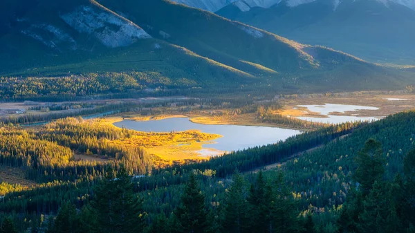 黎明时分的山水 山谷中的阳光 黎明时分 山谷中的湖泊和森林 自然景观 阳光灿烂 高山岩石 加拿大艾伯塔省班夫国家公园 — 图库照片