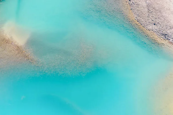 Dağ Gölünde Berrak Bir Göl Suyu Taşlı Sahil Nsansız Hava — Stok fotoğraf
