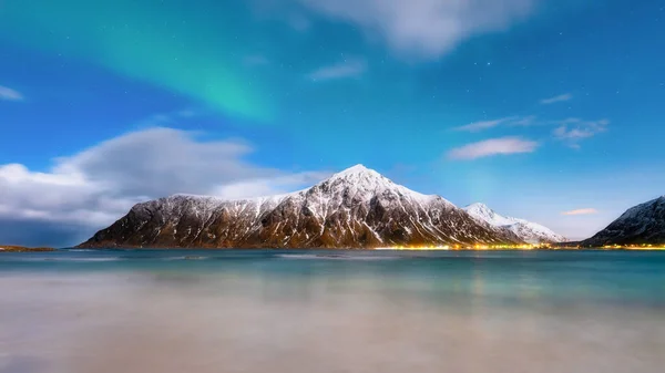 Noruega Isla Lofoten Montañas Reflejos Sobre Agua Por Noche Paisaje —  Fotos de Stock