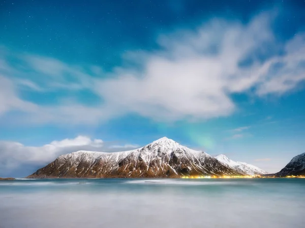 Norveç Lofoten Adası Geceleri Dağları Sudaki Yansımaları Kış Manzarası Yıldızlı — Stok fotoğraf
