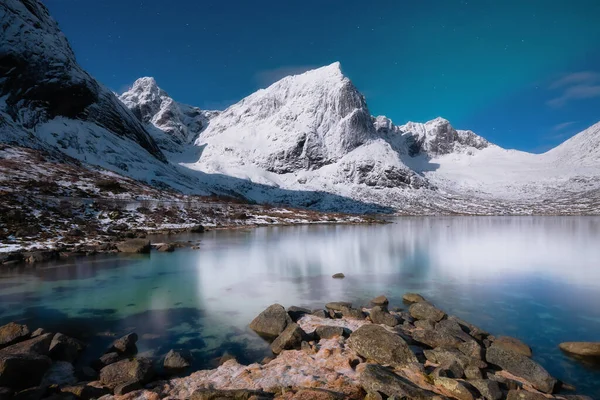 ノルウェー ロフテン島 山や水の夜に反射します 冬の風景 星とオーロラのボアリスと空 背景としての自然 北旅行 — ストック写真