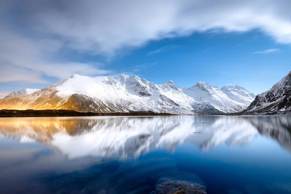 Bergen Reflecties Het Water Nachts Winterlandschap Hemel Met Sterren Wolken — Stockfoto