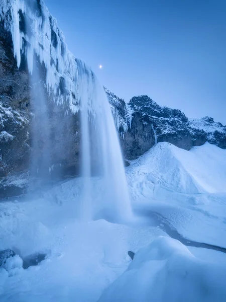 塞尔贾拉和斯福斯瀑布 冰岛冬季风景 高瀑布和岩石 雪和冰 巨大的水流从悬崖流出来 冰岛最受欢迎的旅游地 — 图库照片