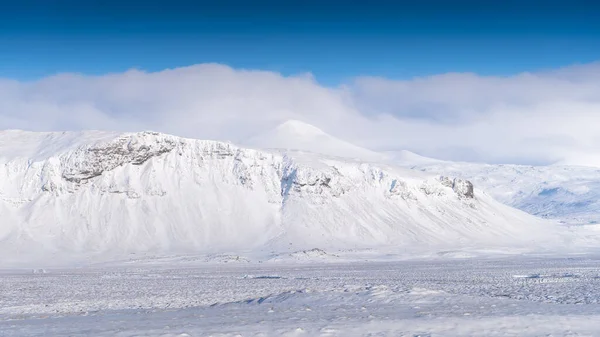 Berglandschaft Island Winterzeit Natürliche Winterlandschaft Hohe Berge Und Wolken Tagsüber — Stockfoto