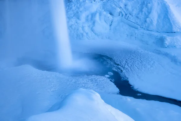 Wasserfall Seljalandsfoss Island Isländische Winterlandschaft Hoher Wasserfall Und Felsen Schnee — Stockfoto