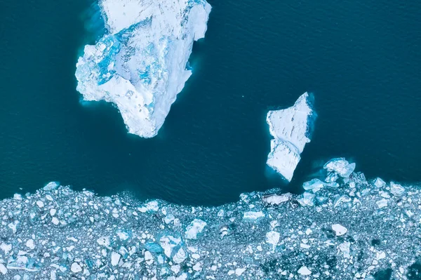 アイスランド 氷山の空中の景色 ドローンからの冬の風景 ヨークサルロン氷山ラグーン アイスランドの黄金のリングに沿って旅行 — ストック写真