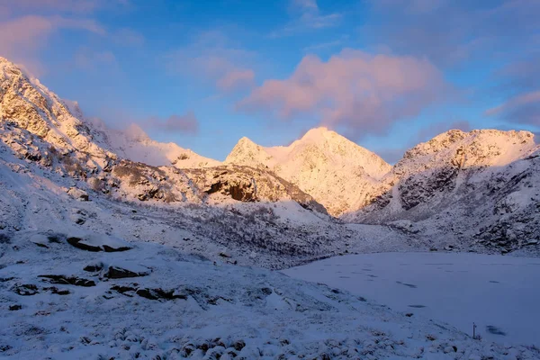 Północ Zimowy Krajobraz Podczas Zachodu Słońca Jasne Niebo Szczyty Gór — Zdjęcie stockowe