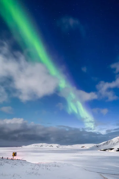 Aurora Borealis Північне Сяйво Над Горами Зимовий Нічний Пейзаж Яскравими — стокове фото
