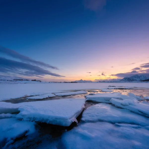 日落时的冬季风景 明亮的天空 海岸上的冰雪 冰面上的反光 多雪的冬天洛福顿岛北部的自然景观 — 图库照片