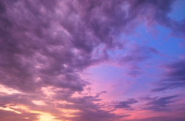 Gün batımında bulutlu gökyüzü. Bulutlar ve mavi gökyüzü. Yüksek çözünürlüklü bir fotoğraf. Tasarım ve arkaplan için panoramik fotoğraf.