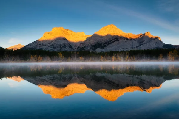 黎明时分的山水 多雾的早晨 黎明时分的山谷中的湖泊和森林 湖面上的倒影 加拿大艾伯塔省班夫国家公园楔形池塘 — 图库照片