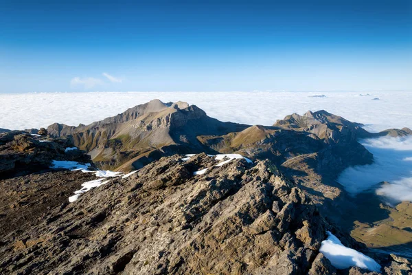 瑞士阿尔卑斯山的山水 自然景观 山脉和晴朗的蓝天 夏天的风景 大解像度照片 — 图库照片