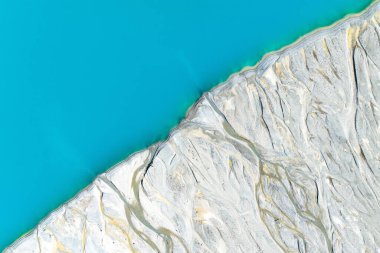 Buzul vadisindeki gök mavisi gölün insansız hava aracı görüntüsü. Moraines 'in manzarası. Havadan manzara manzarası. Moraine nehri. İnsansız hava aracından peyzaj. Duvar kağıdı için soyut görünüm. Alberta, Kanada.
