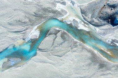 Buzul vadisindeki gök mavisi nehrin insansız hava aracı görüntüsü. Moraines 'in manzarası. Havadan manzara manzarası. Moraine nehri. İnsansız hava aracından peyzaj. Alberta, Kanada.