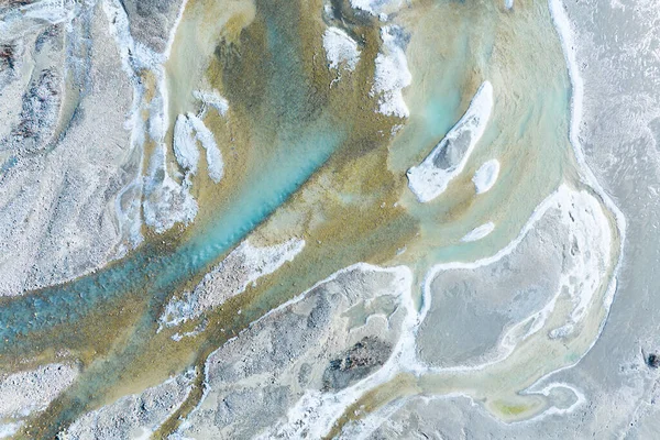 氷河の谷の紺碧の川のドローンビュー モレーンの眺め 空気からの風景 モレーンの川だ ドローンからの風景 カナダのアルバータ州 — ストック写真