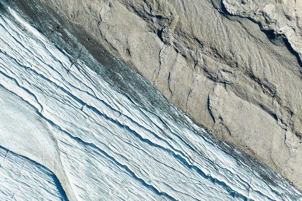 시체들의 빙하와 공기중의 곰팡이류의 강에서 드론이 캐나다 알버타 — 스톡 사진