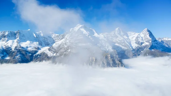 스러운 계곡에 구름을 관통하는 — 스톡 사진