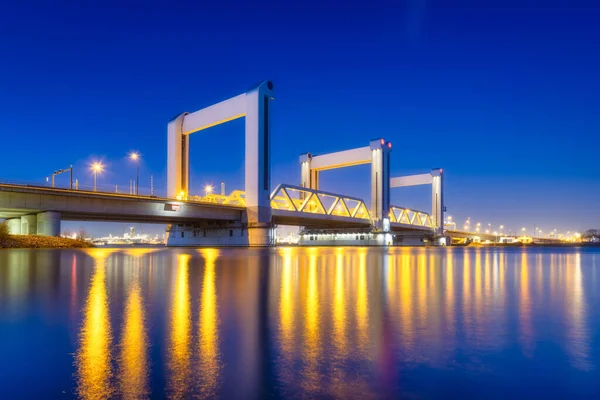 荷兰鹿特丹Botlek桥 夜景中的桥 汽车和铁路运输的道路 建筑景观 水面上的反光 — 图库照片