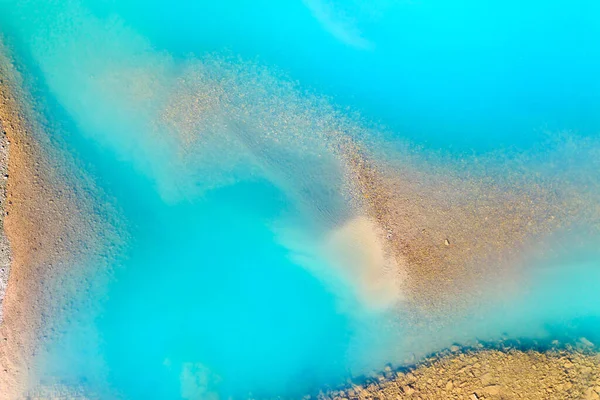 Dağ Gölünde Berrak Bir Göl Suyu Taşlı Sahil Nsansız Hava — Stok fotoğraf