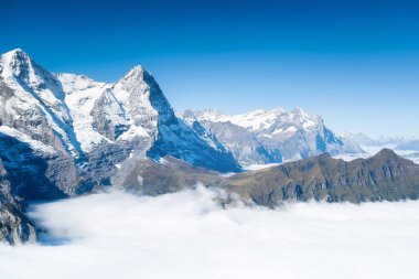 İsviçre Alpleri 'ndeki dağ manzarası. Dağlar zirve yapar. Doğa manzarası. Dağ sırası ve açık mavi gökyüzü. Yaz mevsiminde manzara.