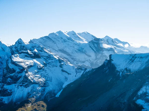 スイスアルプスの山の景色 山の峰 自然の風景 山の範囲と澄んだ青空 夏の風景 — ストック写真