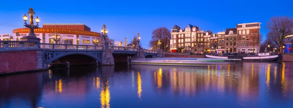 Jembatan Biru Amsterdam Belanda Blauwbrug Malam Pemandangan Kota Langit Biru — Stok Foto