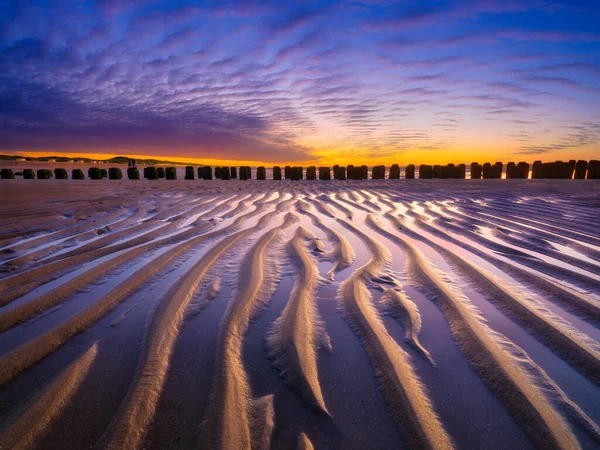 ทะเลตอนพระอาท นทรายบนชายฝ องฟ าสดใสตอนพระอาท ชายหาดทรายท ภาพการเด นทาง — ภาพถ่ายสต็อก