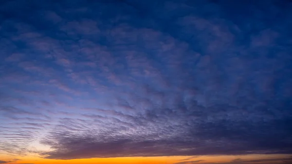 Ciel Avec Nuages Coucher Soleil Nuages Ciel Bleu Une Photo — Photo