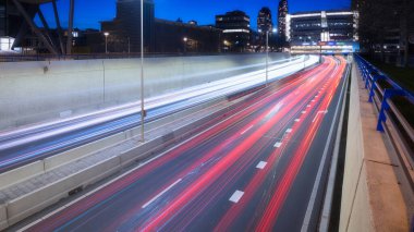 Şehirdeki trafik çok hızlı. Çevre yolu. Gece manzarası. Bulanık araba ışıkları. Tasarım ve arkaplan fotoğrafları